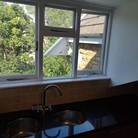 Spacious And Homely 3 Bedroom Clifton Flat *
