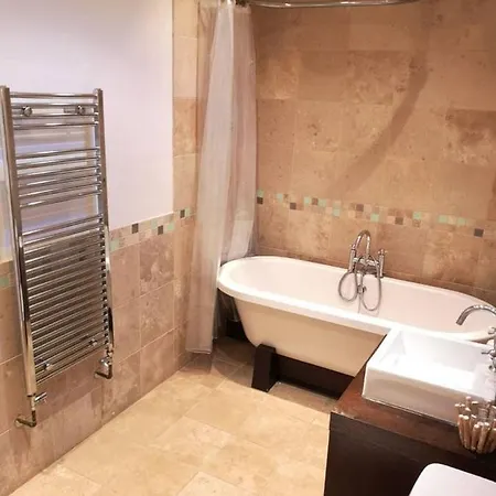 Spacious And Homely 3 Bedroom Clifton Flat Bristol