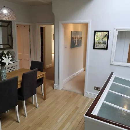 Spacious And Homely 3 Bedroom Clifton Flat Bristol