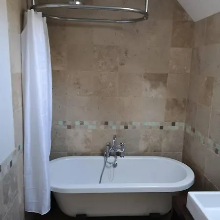 Spacious And Homely 3 Bedroom Clifton Flat *